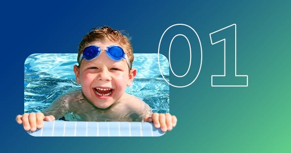Kind planscht im Wasser