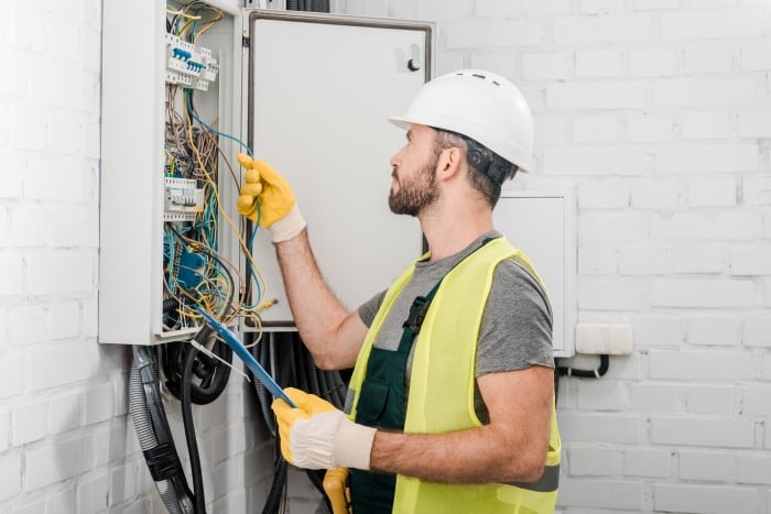 Elektiker beim Stromkasten