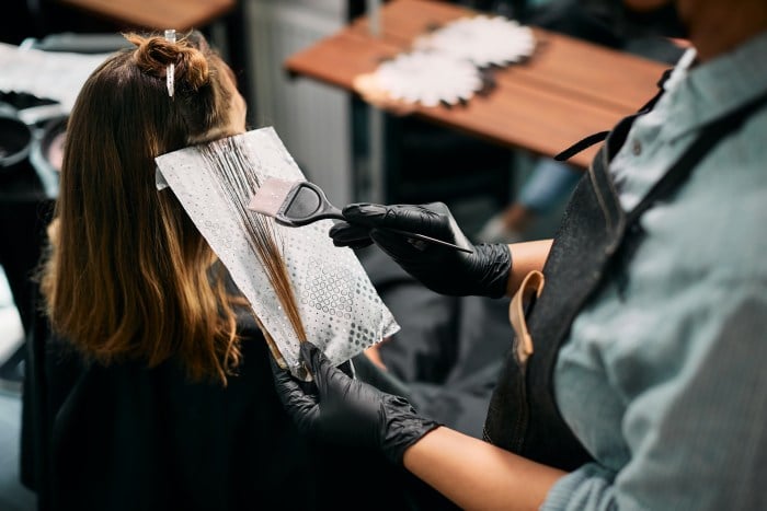 Frau werden Haare gefärbt