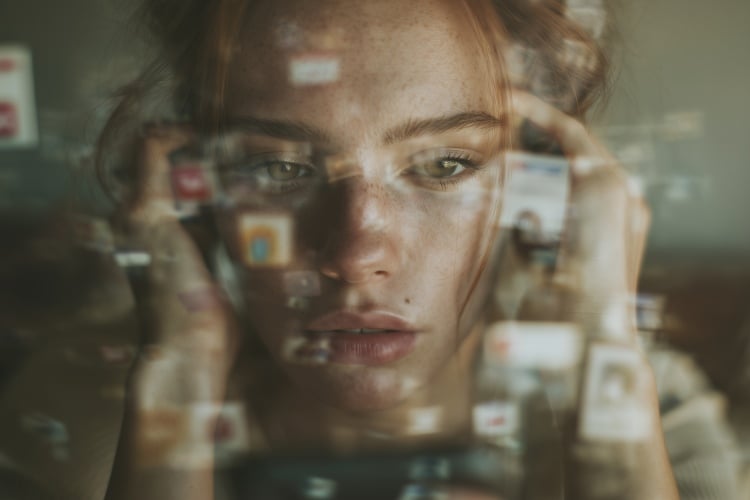 Junge Dame verwirt von Social Media