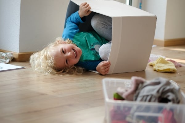 Mädchen spielt am Spielplatz