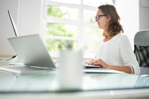 Frau sitzt am Schreibtisch