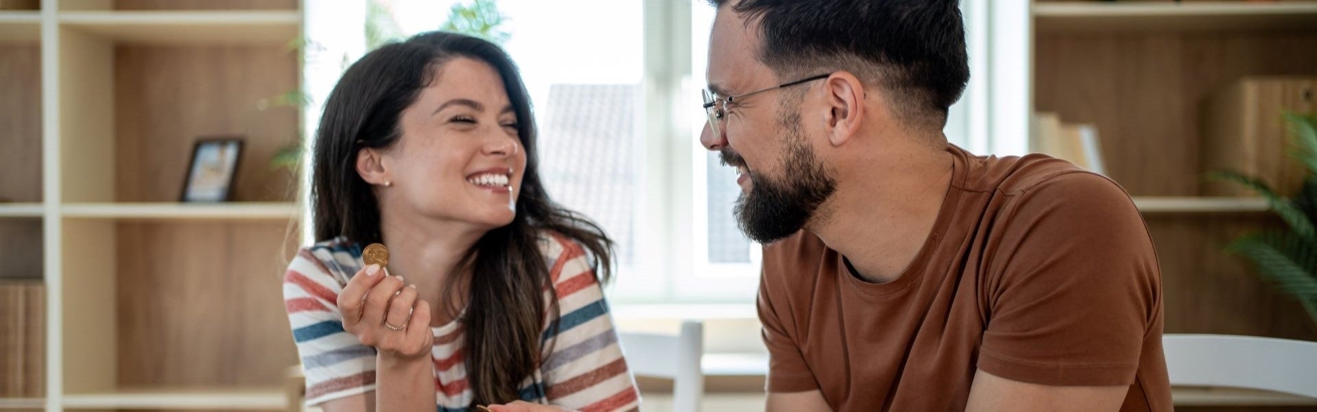 Ehepaar lächelt isch an