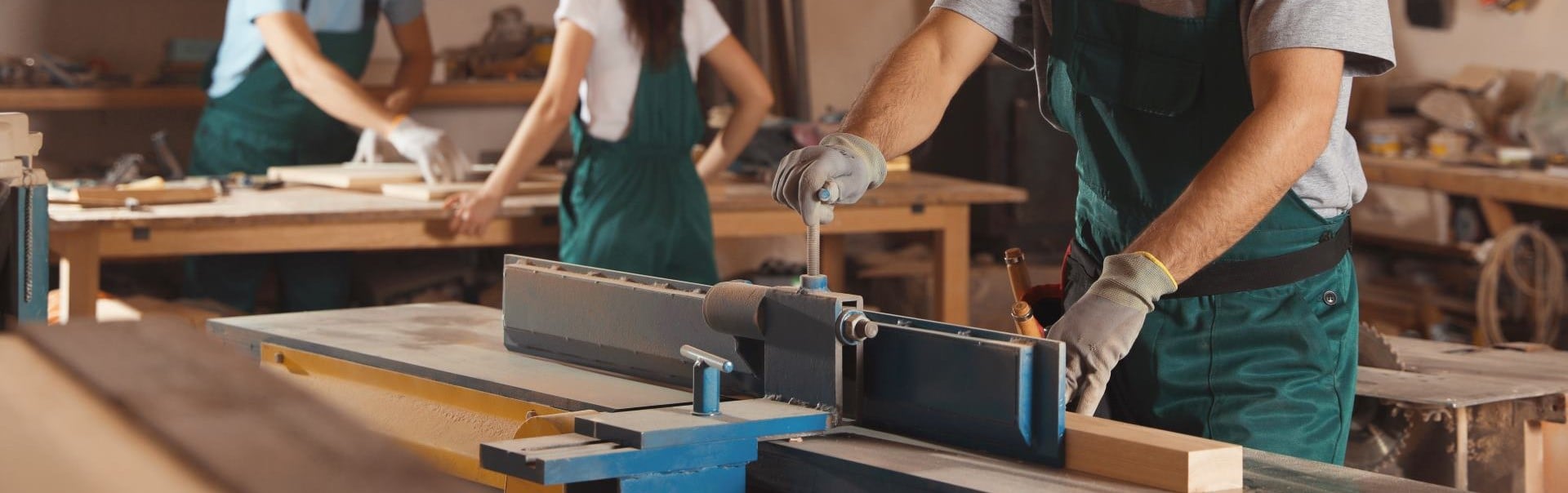 Menschen schneiden Holz zu