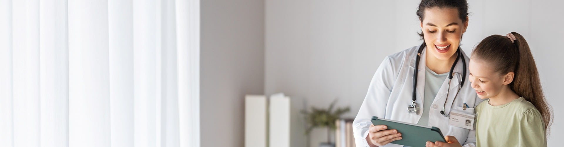 Mann und Frau schauen am Handy