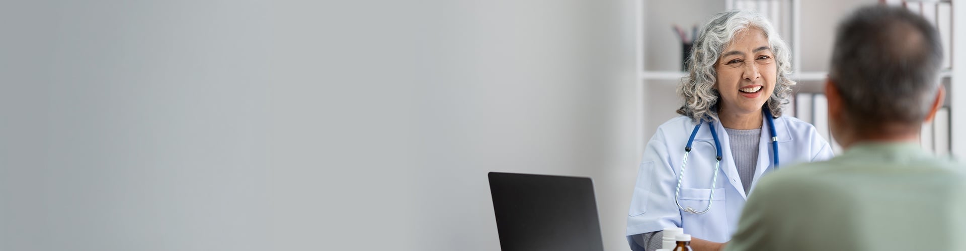 Mann und Frau schauen am Handy