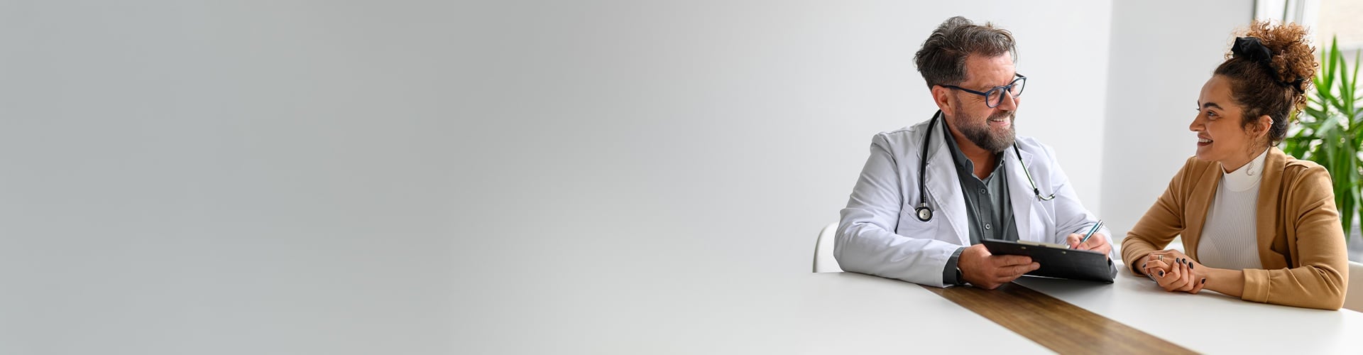 Mann und Frau schauen am Handy