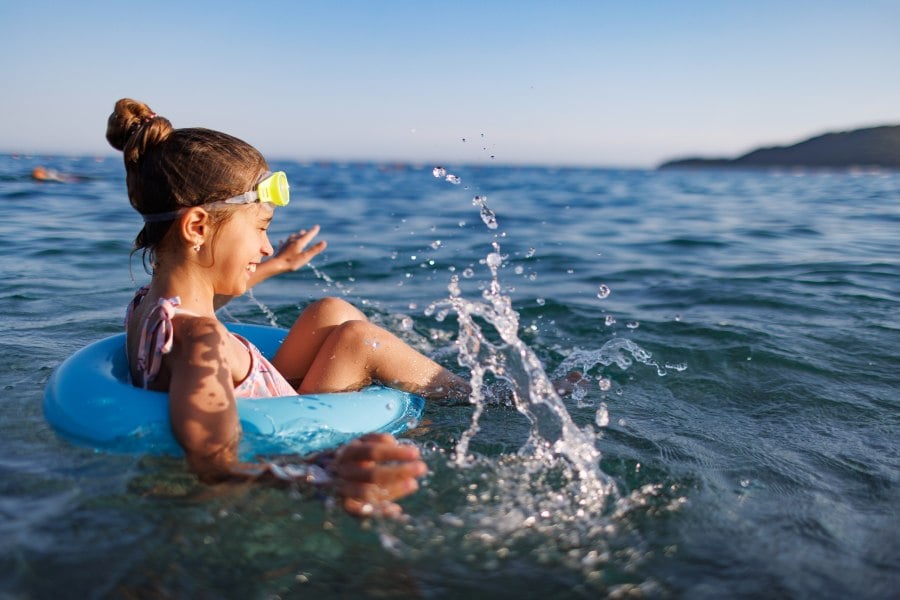 Kind spielt im Wasser