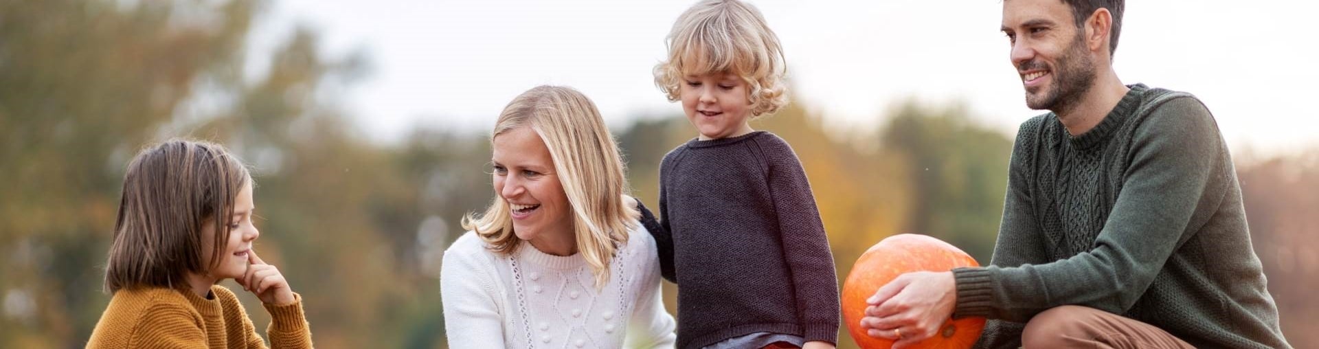 Junge Familie hällt einen Karton als Dach - Kreditversicherung