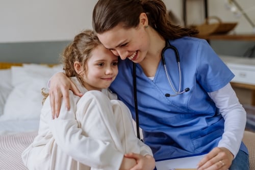 Ärztin kümmert sich um kleine Patientin