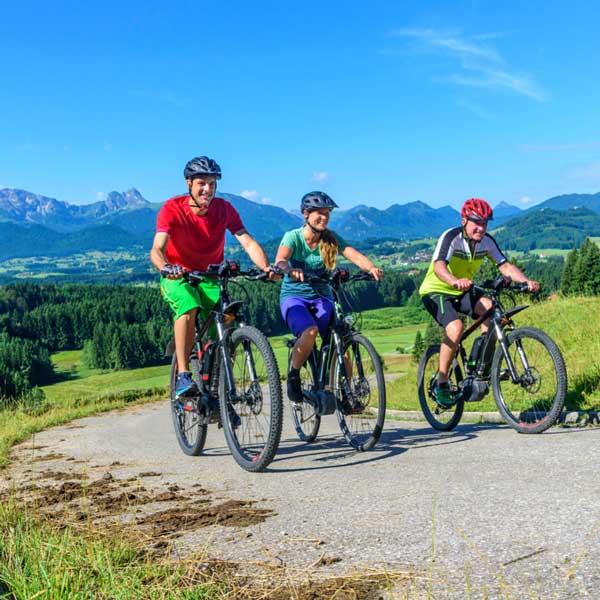 Person auf Motorrad mit Berge im Hintergrund