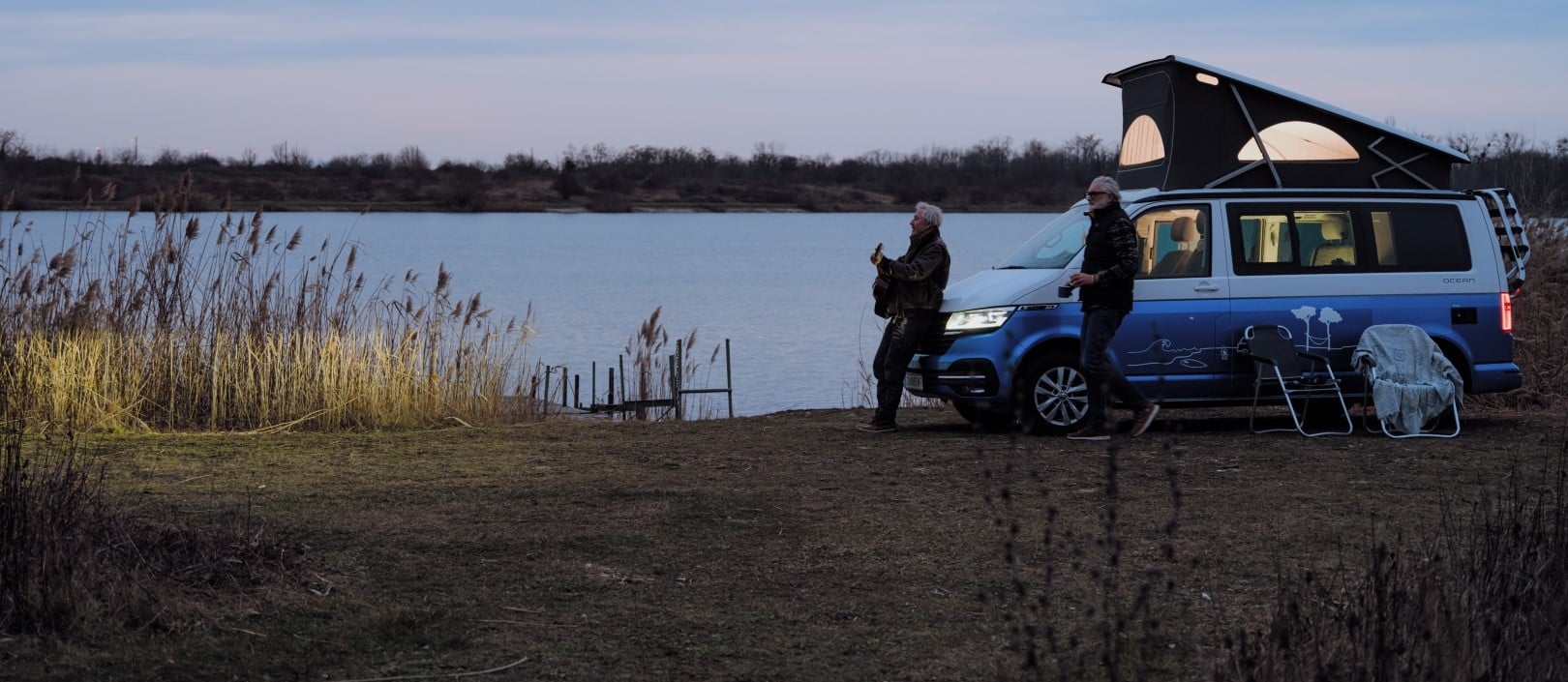 Mann und Frau schauen am Handy