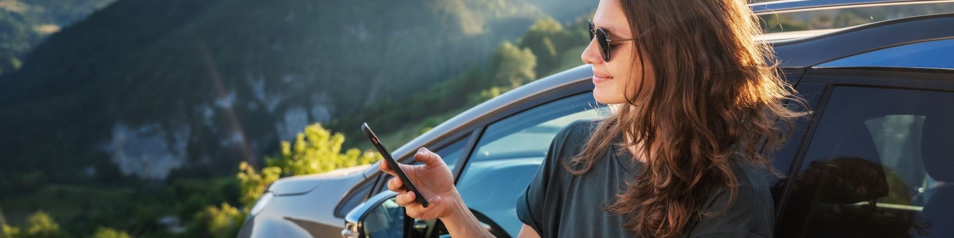 Mann und Frau schauen am Handy