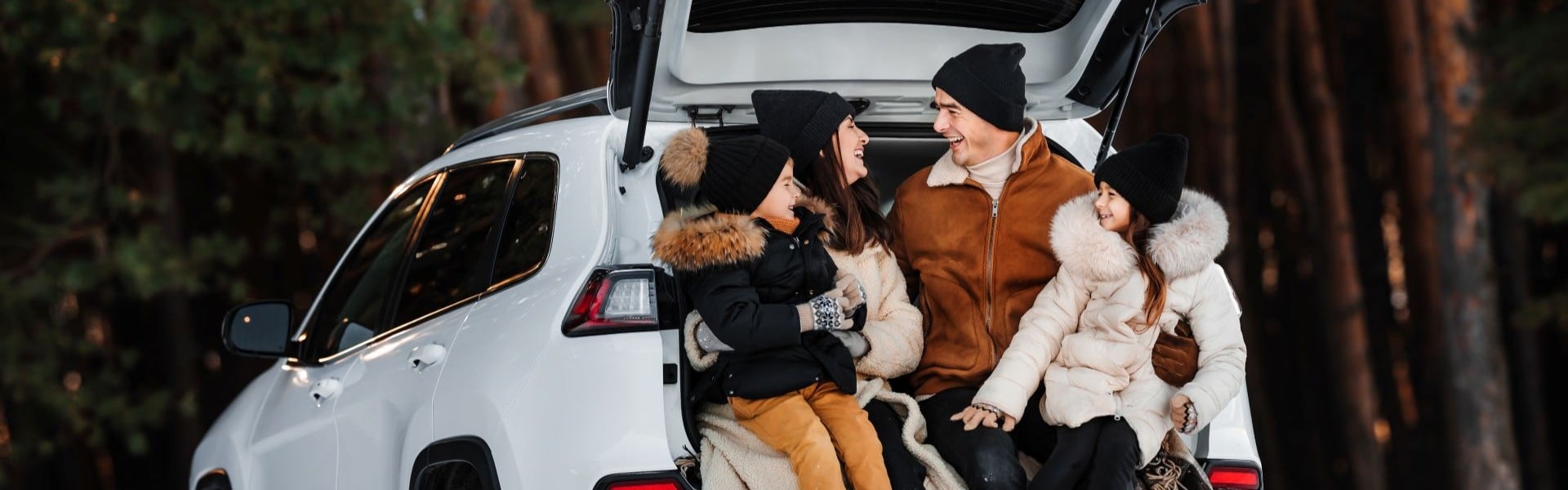 Mann und Frau schauen am Handy