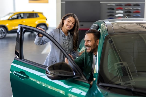 Junge Familie bei dem neuen Autokauf