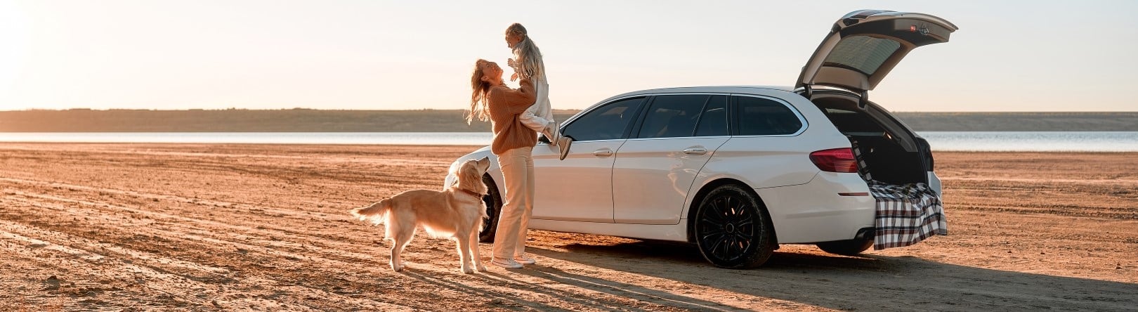 Mann und Frau schauen am Handy