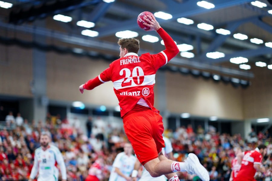 Handballspieler wirft Ball