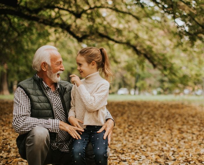 Mädchen mit älteren Herren im Park