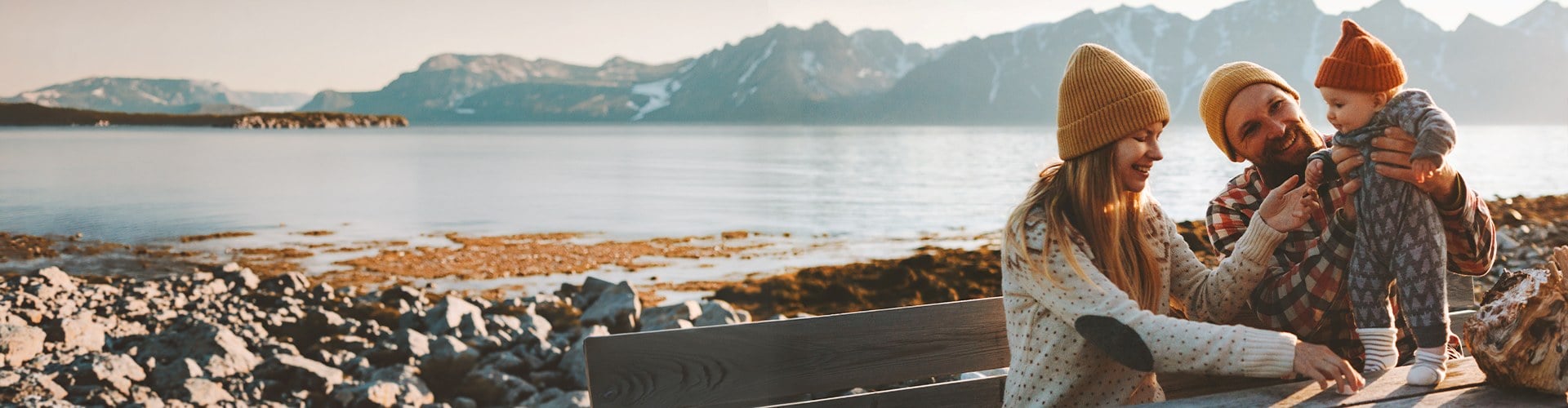 Familie mit Baby bei einem See