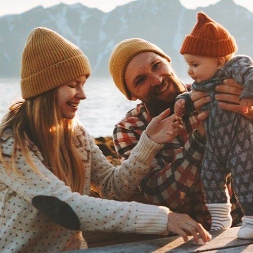 Familie mit Baby bei einem See
