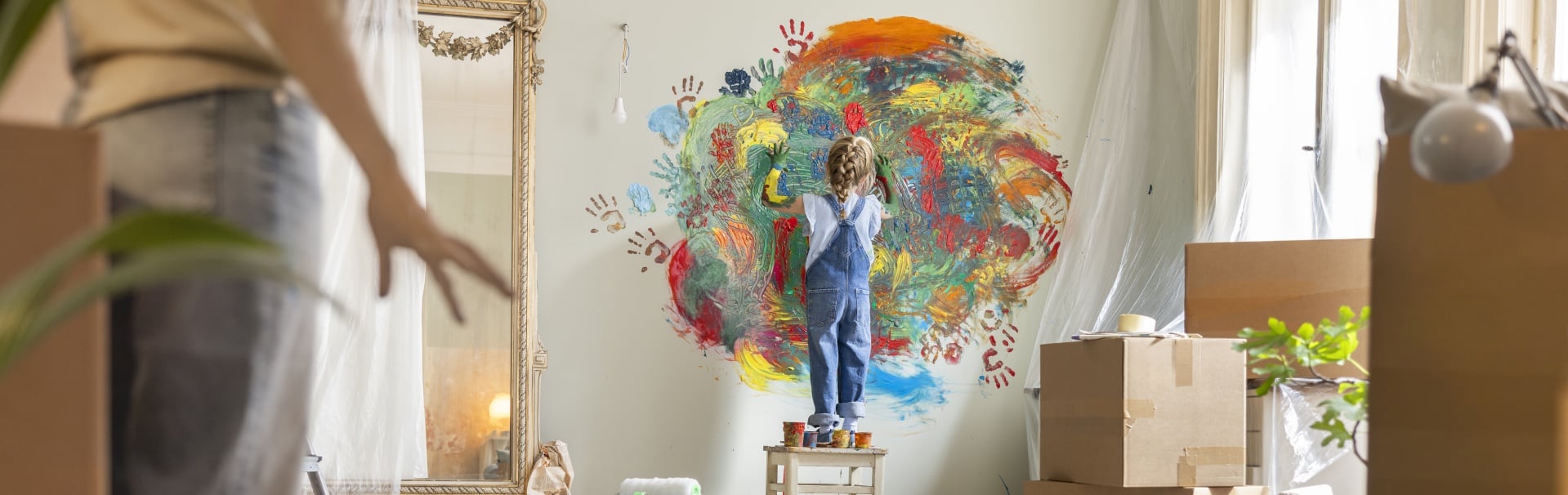 Mann und Frau schauen am Handy