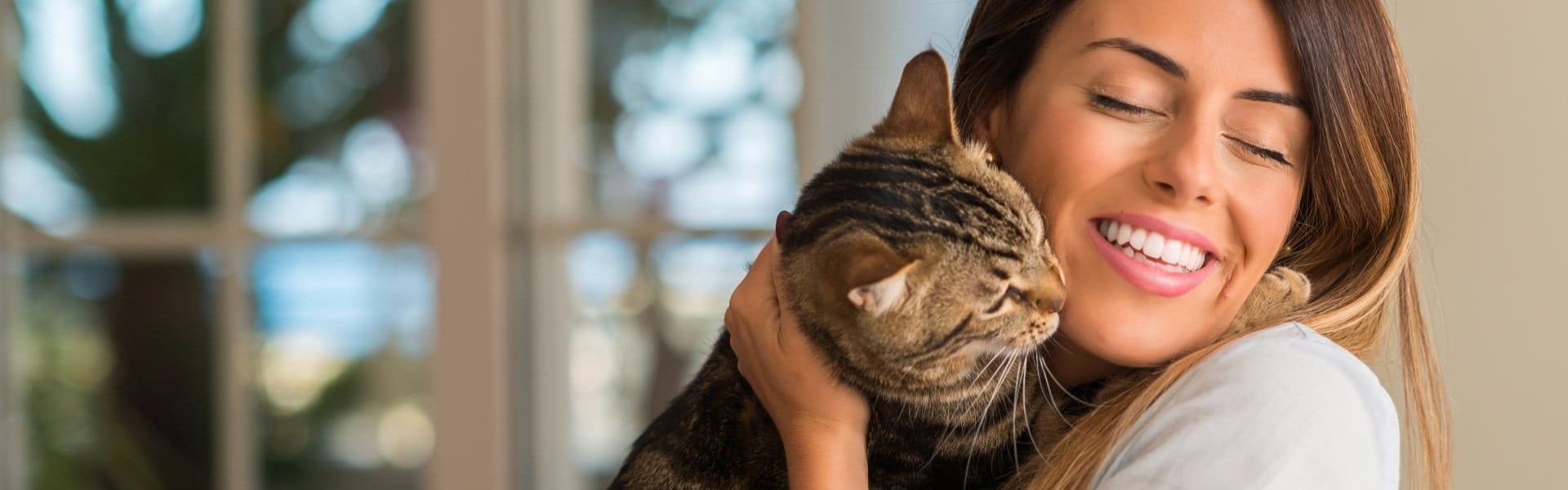 Frau hält Katze im Arm