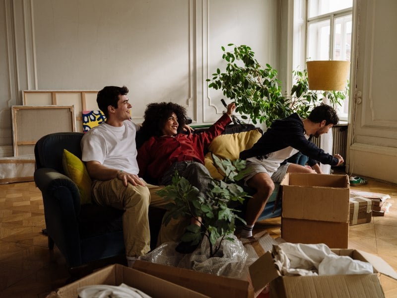 Junge Leute machen Umzug