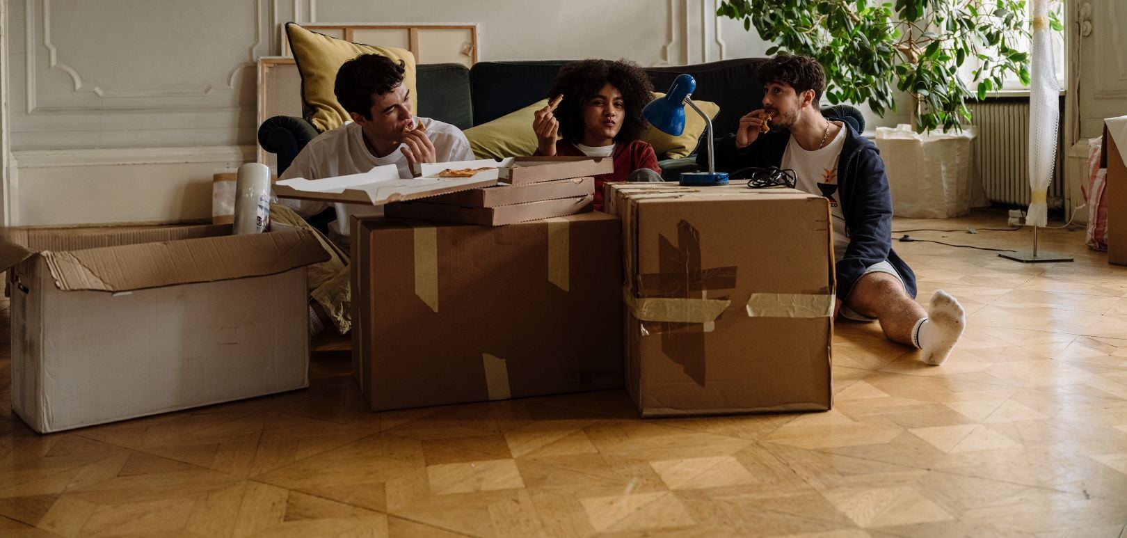 Junge Leute essen Pizza