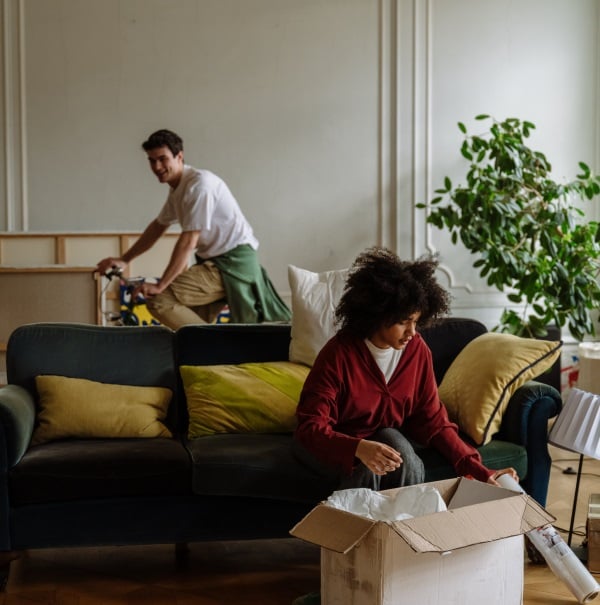 Junge Erwachsene ziehen in die Wohnung ein