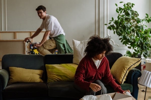 Junge Leute machen Übersiedlung