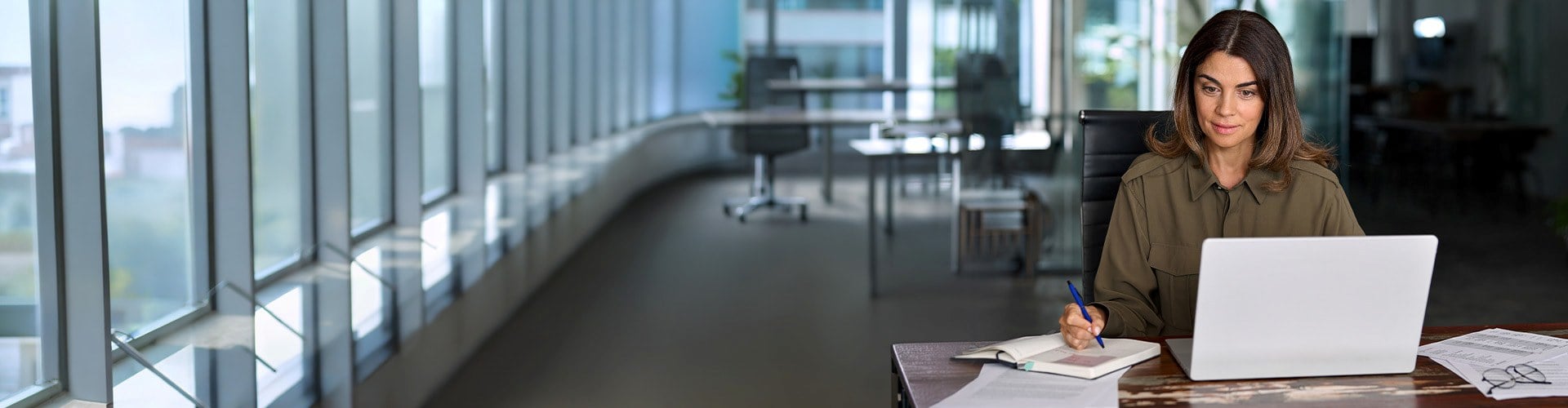 Rechtsanwältin schreibt Dokumente